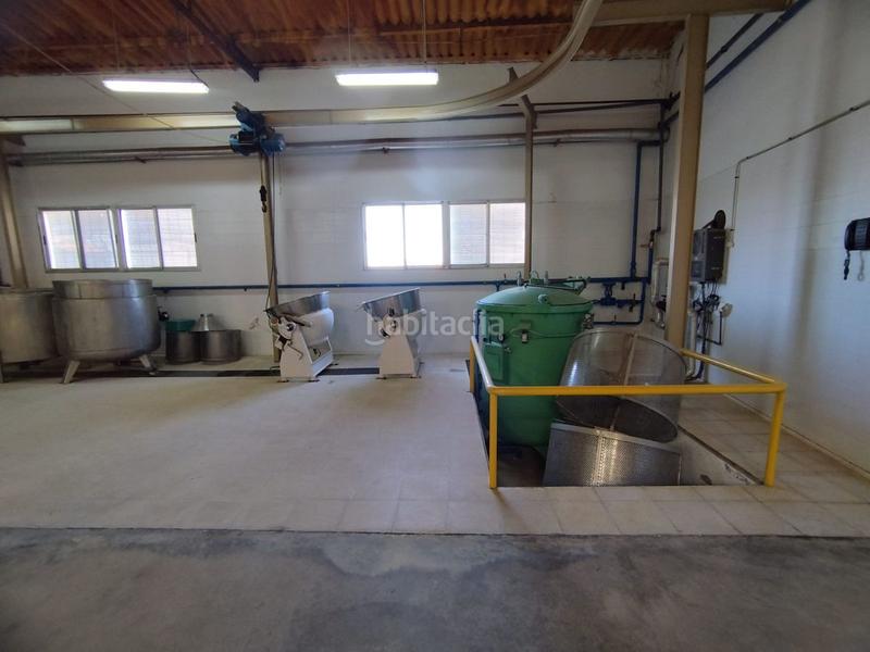 Foto 16db6f2a-a133-4c8f-9468-d4bc0dc943b1. Nau industrial a Montehermoso