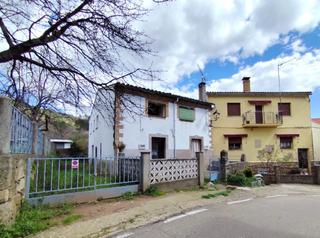 Casa a Torre de Don Miguel. Encantadora vivienda de dos plantas con jardín en torre de don m