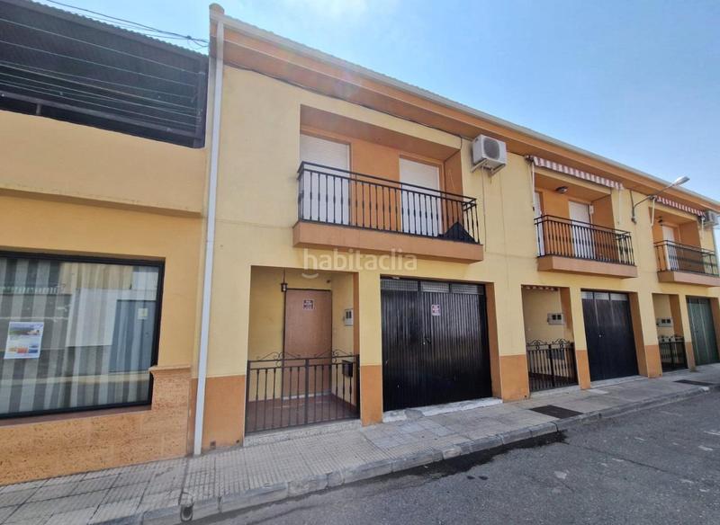 Foto bbe2a87b-6989-4d4e-b47a-7faf31ebfdd8. Casa adosada  en venta amplia y luminosa, con garaje y patio privado en Moraleja