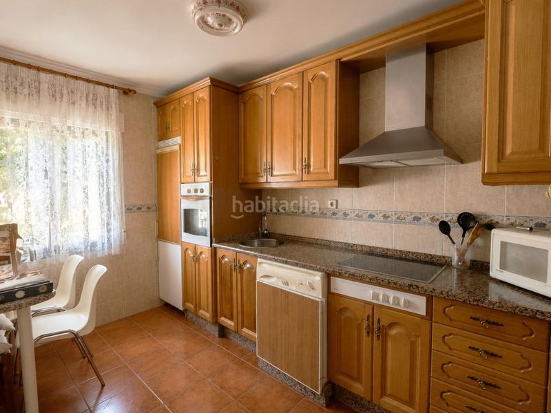 Foto c3a8fac4-6d99-4c2f-8aba-cb0ac809a9bc. Casa amb aparcament piscina a Casas del Castañar