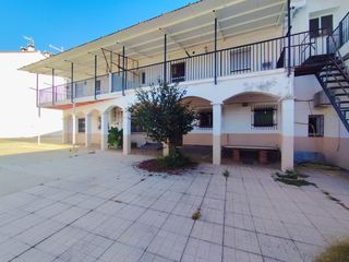House  Calle laureado vega l. Edificio con tres viviendas y amplios espacios exteriores en ser