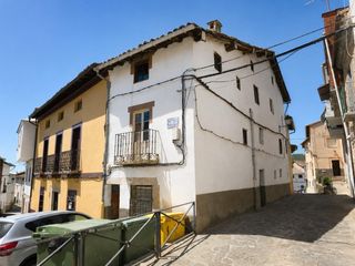 House  Calle ramon y cajal. Casa con gran potencial de reforma en el corazón de jarandilla d