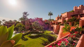 Apartament  Ur.costaslita 2. Piso de deseno  de 3 dormitorios nueva milla de oro estepona