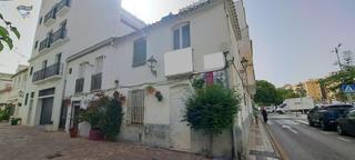 Édifice  Calle sevilla. Venta de edificio para reformar en estepona