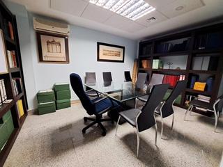 Oficina  Calle jacinto benavente. Versátil oficina en inmejorable ubicación en el centro de marbel