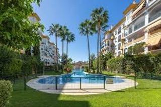 Lloguer Pis  Principe alfonso hohenloh. Exclusivo piso en marbella con terraza, piscina y garaje incluid