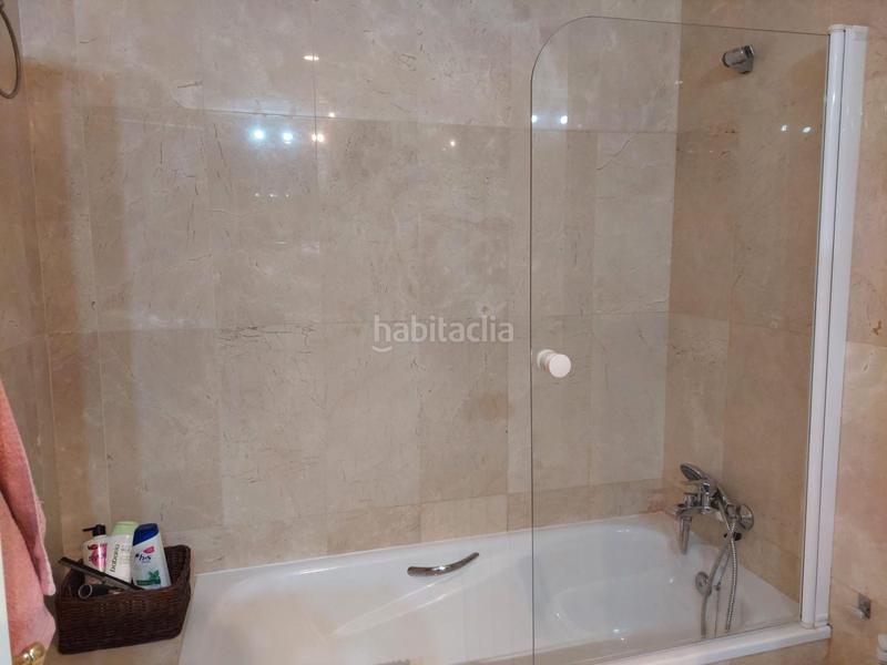 Foto e5387065-4d53-4023-bf53-0ee62bbbf1b2. Alquiler piso exclusivo piso con terraza, piscina y garaje incluido en Marbella