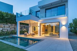 Casa  Calle de capri. Casa a estrenar en estepona con piscina privada y vistas al mar