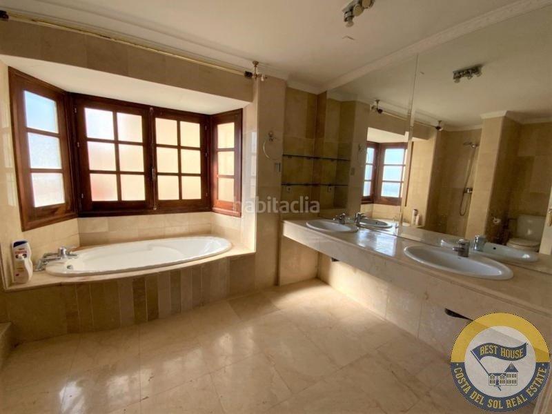 Foto 0140edb4-2fb7-4bbf-9f9f-ff3f19a9aa0c. Chalet amplia villa de estilo clásico en el herrojo, . en Benahavís