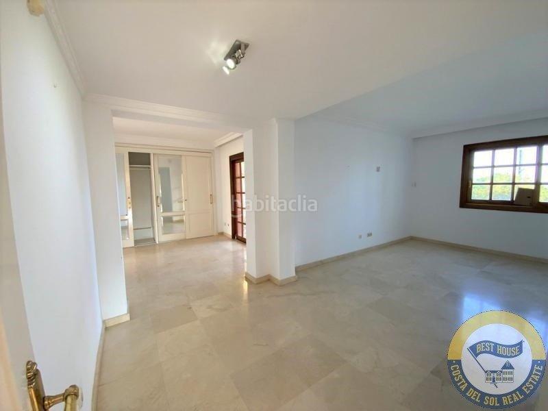 Foto 0afcb7a2-f1ea-4b9e-98df-083e6847190a. Chalet amplia villa de estilo clásico en el herrojo, . en Benahavís