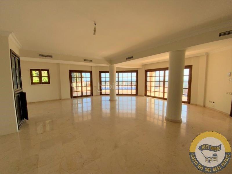 Foto 0afe3d6a-fd20-4c5b-bfcd-02ffffa801a3. Chalet amplia villa de estilo clásico en el herrojo, . en Benahavís