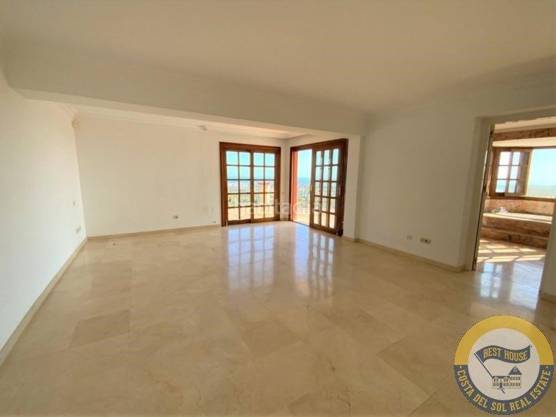 Foto 0cef7551-b41a-4084-b3fc-9bc487708f56. Chalet amplia villa de estilo clásico en el herrojo, . en Benahavís