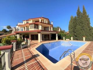 Xalet a La Quinta. Amplia villa de estilo clásico  en el herrojo, benahavís.
