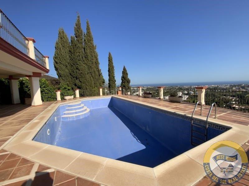 Foto 220ae033-61c6-4daf-a897-537f423ddc1c. Chalet amplia villa de estilo clásico en el herrojo, . en Benahavís