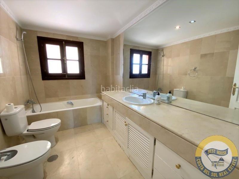 Foto 2fb91c9a-69c8-47d6-bd5b-3aec9b2c0872. Chalet amplia villa de estilo clásico en el herrojo, . en Benahavís