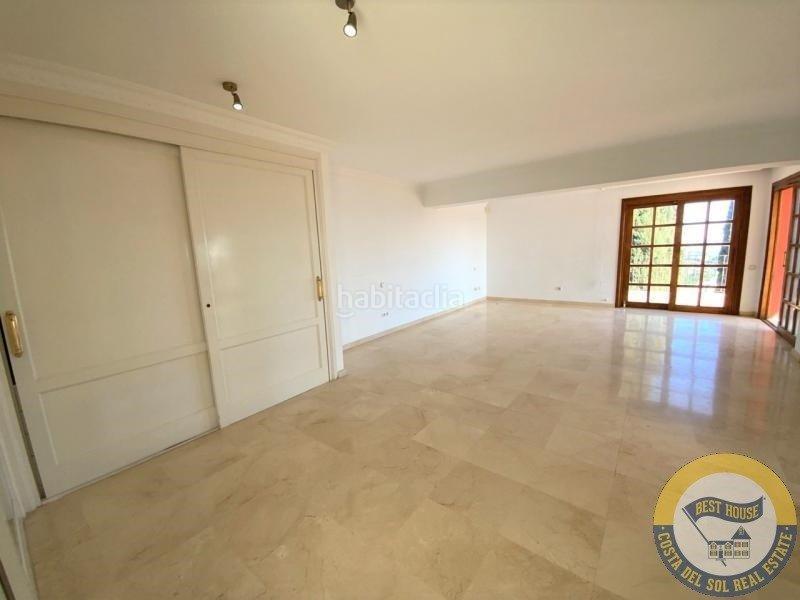 Foto 558e3dc8-faca-4dfc-94e3-5d37cbbd725e. Chalet amplia villa de estilo clásico en el herrojo, . en Benahavís