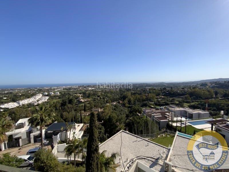 Foto 5b3a328b-6980-4271-85ec-ced32b35aa29. Chalet amplia villa de estilo clásico en el herrojo, . en Benahavís