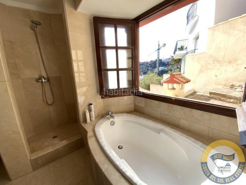 Foto 681f2374-f824-4ce0-aae2-fd392de5514f. Chalet amplia villa de estilo clásico en el herrojo, . en Benahavís