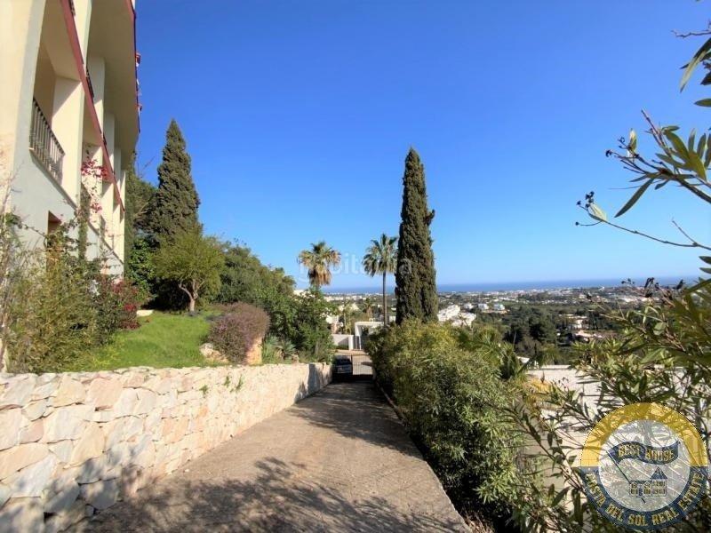 Foto 7072196d-7387-43f3-8e9d-89cd06242904. Chalet amplia villa de estilo clásico en el herrojo, . en Benahavís