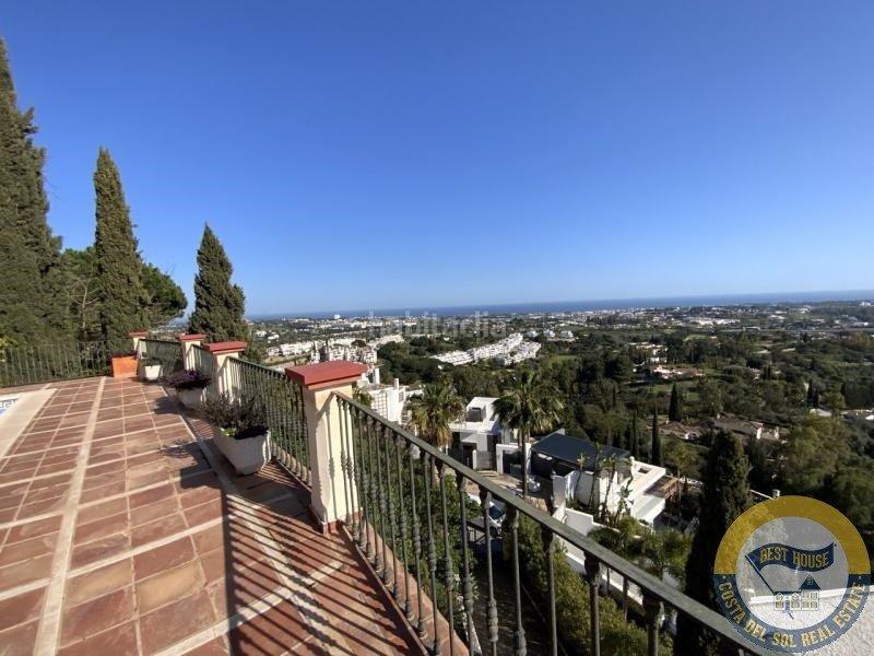 Foto 8996cf1c-0c81-408c-a927-d1583f9822cc. Chalet amplia villa de estilo clásico en el herrojo, . en Benahavís