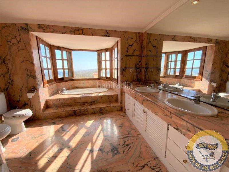 Foto 9728a9e9-0389-42e3-8d22-de95b08e5034. Chalet amplia villa de estilo clásico en el herrojo, . en Benahavís