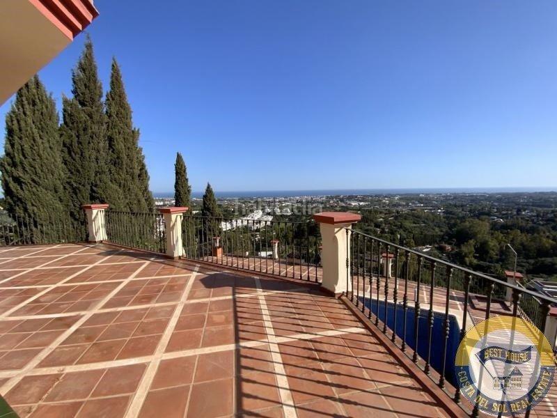 Foto a6c2867f-8182-4a39-bf97-8f8257a015f7. Chalet amplia villa de estilo clásico en el herrojo, . en Benahavís