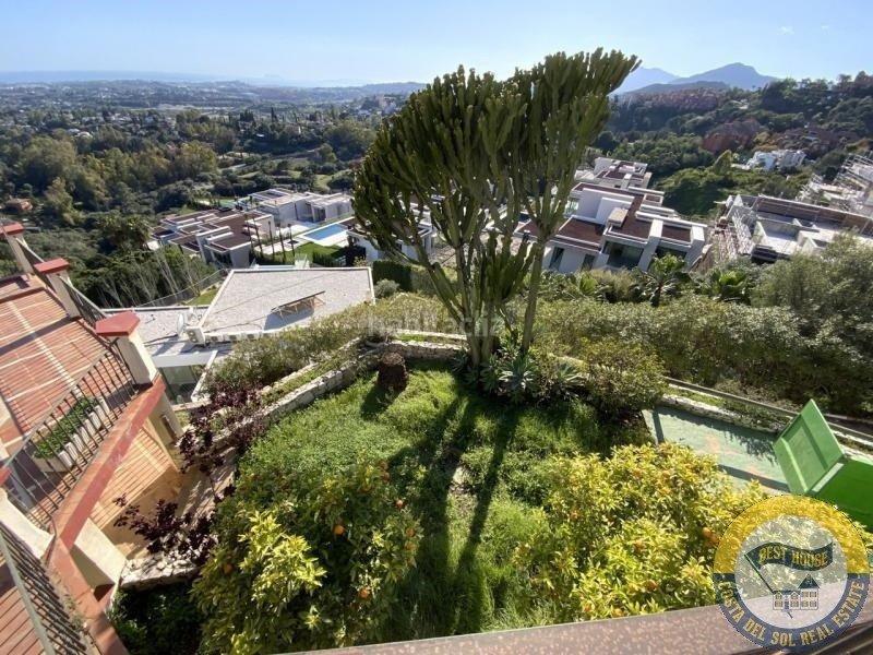 Foto b0ac45a9-d1ac-4b92-8aaa-81c74e3ebf6f. Chalet amplia villa de estilo clásico en el herrojo, . en Benahavís