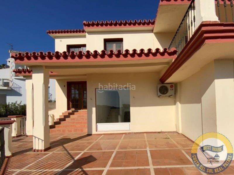Foto c5265032-80f3-4564-ba92-6a089914e9cf. Chalet amplia villa de estilo clásico en el herrojo, . en Benahavís