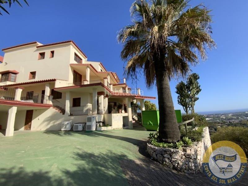 Foto c9620147-0d76-400b-a7ab-b0eb4d0f97c3. Chalet amplia villa de estilo clásico en el herrojo, . en Benahavís