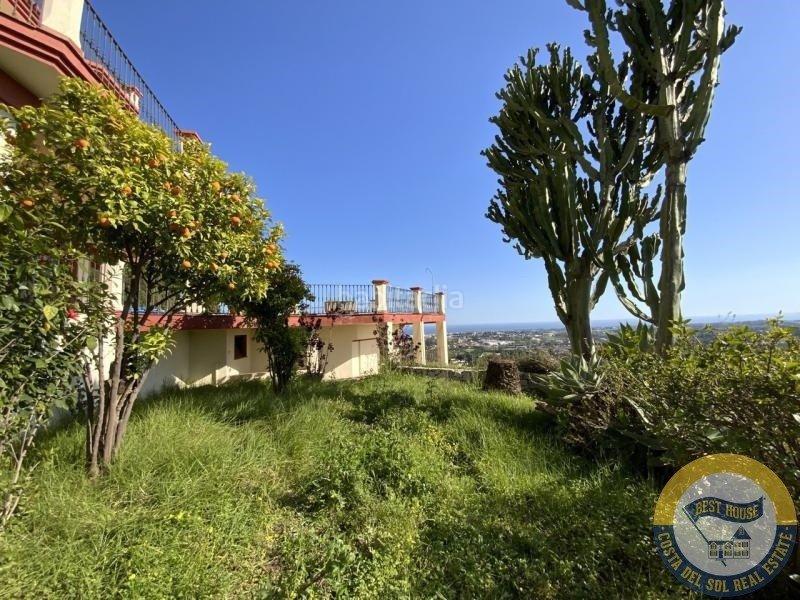 Foto e2ade1cd-995e-4c41-b69b-95c4ca9e18fa. Chalet amplia villa de estilo clásico en el herrojo, . en Benahavís