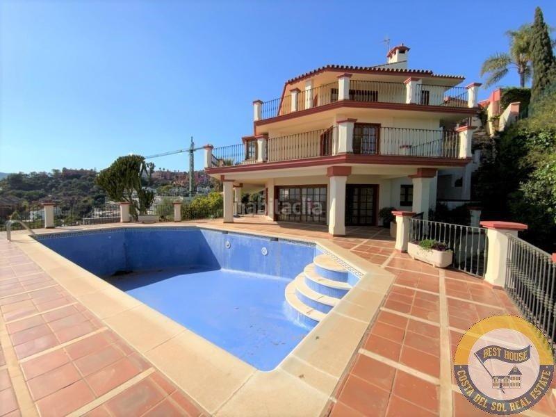 Foto e88bb5bd-81a0-4e1d-ad73-03fbbff5c2a2. Chalet amplia villa de estilo clásico en el herrojo, . en Benahavís