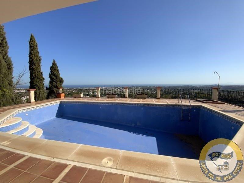 Foto fa259500-afd6-4af2-820f-dd02dae01202. Chalet amplia villa de estilo clásico en el herrojo, . en Benahavís