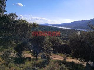 Masia a Casas del Castañar. Finca rústica de 150 ha, poblada de encinas, situada en el valle