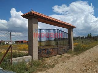 Mas à Portezuelo. Finca de 3268 m2, cerrada, con nave y corral en portezuelo cácer