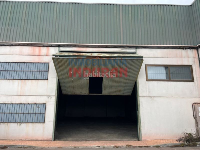 Foto a49d03dc-907f-47da-bc39-00cd384d79aa. Nau industrial a Casatejada