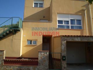 Casa adossada a Navalmoral de la Mata. Unifamiliar en calle río guadalquivir