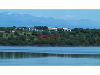 Masia  N/a. Finca rústica con complejo de lujo en peraleda de la mata, cácer