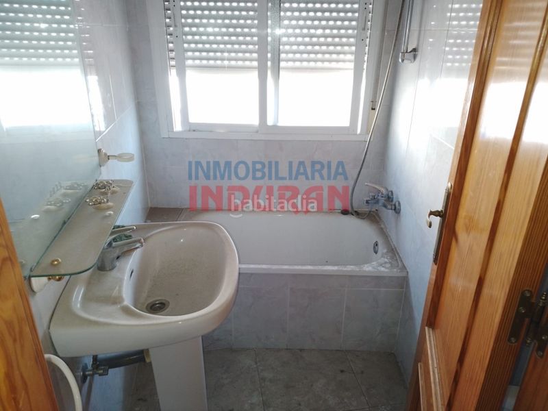 Foto ba0ac111-1ab0-4025-a735-a775b666cebf. Casa adossada amb aparcament a Navalmoral de la Mata