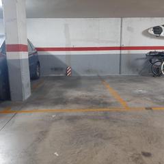 Parking voiture dans Castell-Poble Vell. Plaza de parking 12.500