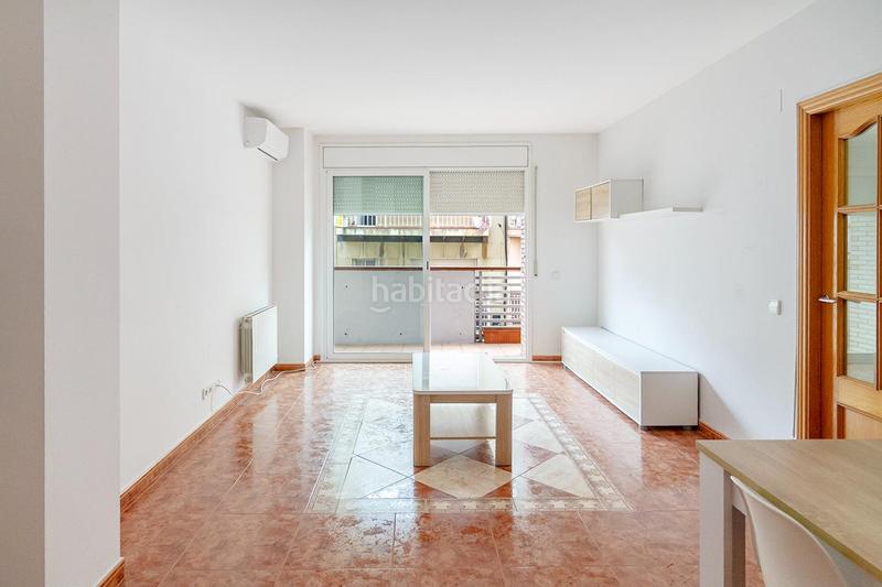 Foto 710d4abd-e37f-4ba2-829c-b31e38b7337a. Piso amplio piso con jardín, barbacoa y piscina comunitaria en Gavà