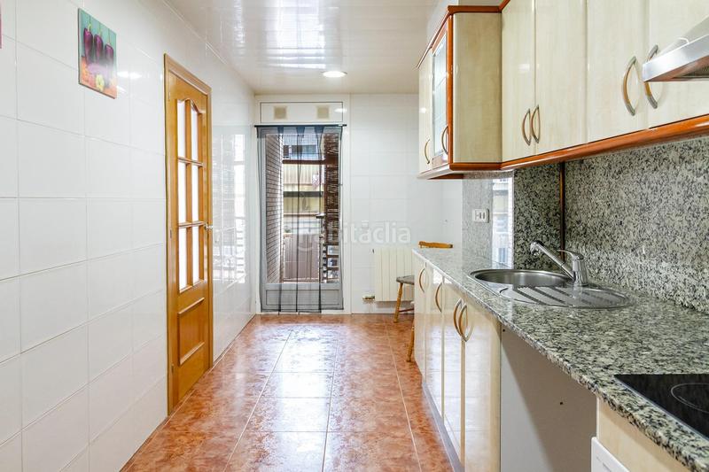 Foto 7704efee-fde6-45c2-bd2f-05a2a6c3da3e. Piso amplio piso con jardín, barbacoa y piscina comunitaria en Gavà