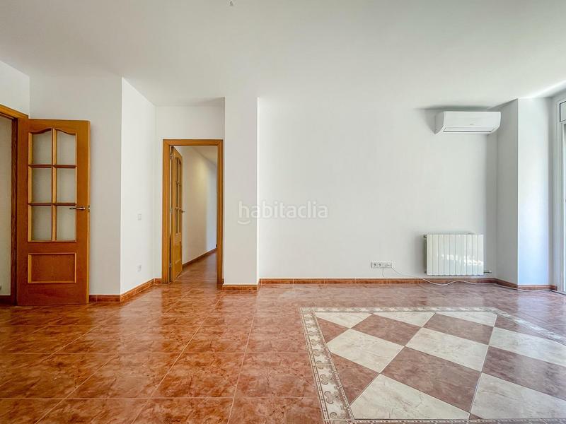 Foto 80e9ab4e-d43f-42b5-b086-b577e3e718c6. Piso amplio piso con jardín, barbacoa y piscina comunitaria en Gavà