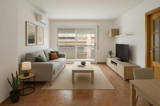 Appartement dans Diagonal-Colomeres. Amplio piso en gav con jardn, barbacoa y piscina comunitaria
