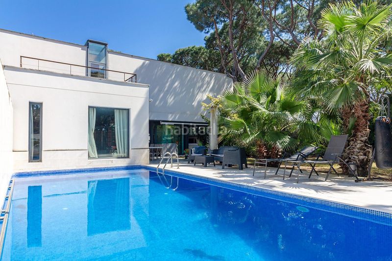 Foto b483c1ba-a226-488d-b9fd-65d3f4ed79e3. Casa con riscaldamento parcheggio piscina in Gava Mar Gavà