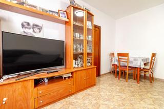 Pis a Castell-Poble Vell. Piso de 3 habitaciones para entrar a vivir.