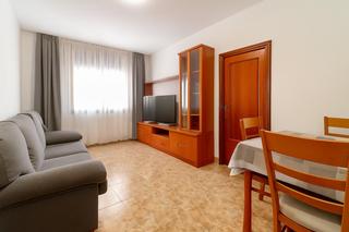 Pis a Castell-Poble Vell. Piso de 3 habitaciones para entrar a vivir.