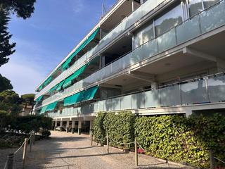Rent Flat in La Pineda. Luminoso piso a pasos del mar en la pineda  parking, piscina y z
