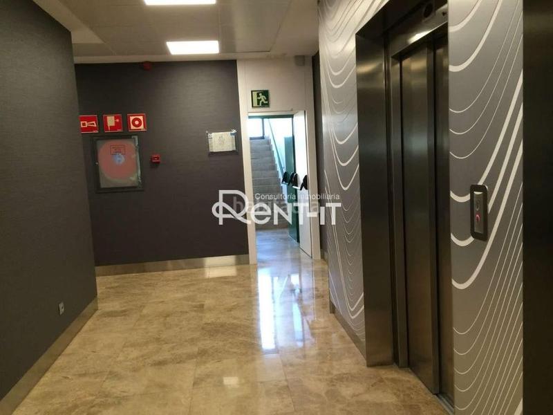 Foto df4b8ae6-7118-4eb8-9544-bd18ead7c018. Miete büro mit parking in La Marina del Port Barcelona