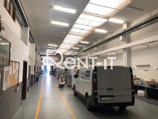 Miete Fabrikhalle in El Pedró. Nave industrial de 1850 m2 con puentes grúa y montacargas.