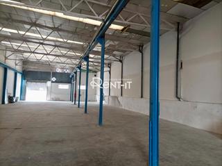 Lloguer Nau industrial a Centre. Nave diáfana de 830 m2 con patios y puerta tir.